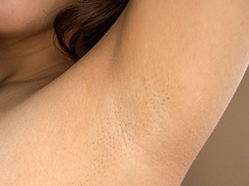 素人娘の全裸図鑑3 今時の女の子13名が恥らいながら脱衣していく様子をじっくり撮影した、変態紳士のためのヘアヌードコレクション　サンプル画像06